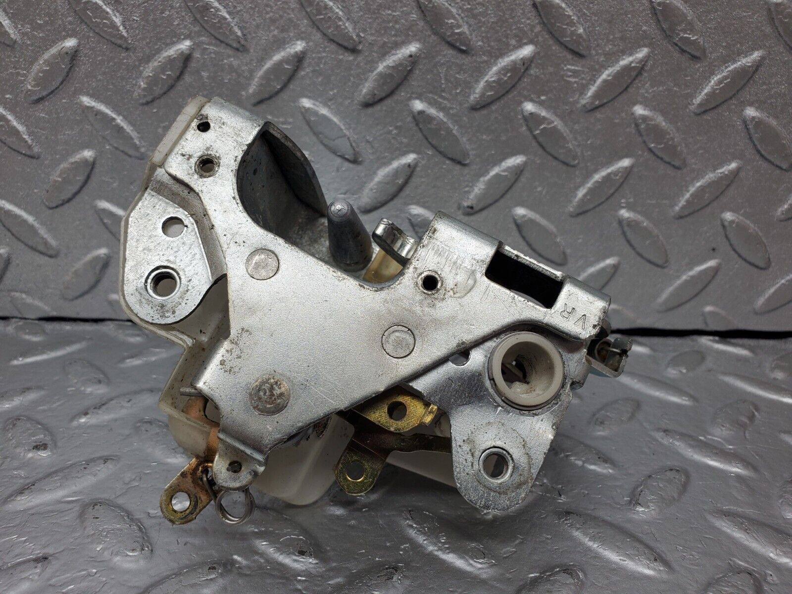 45620 Mercedes-Benz W126 420SE Front Right Door Lock Mechanism 1237230208