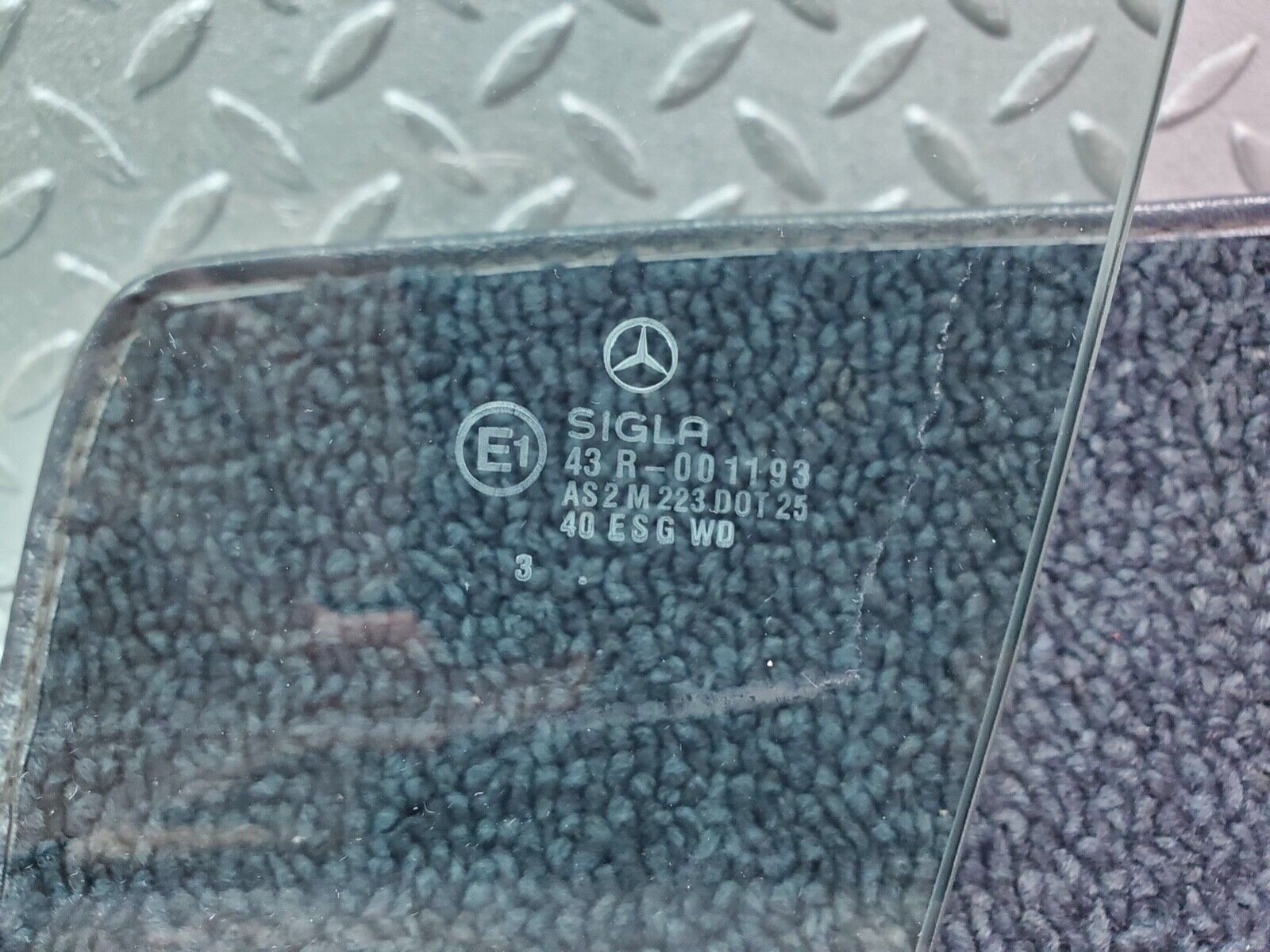 44620 Mercedes-Benz W124 220E Front Left Door Window Glass