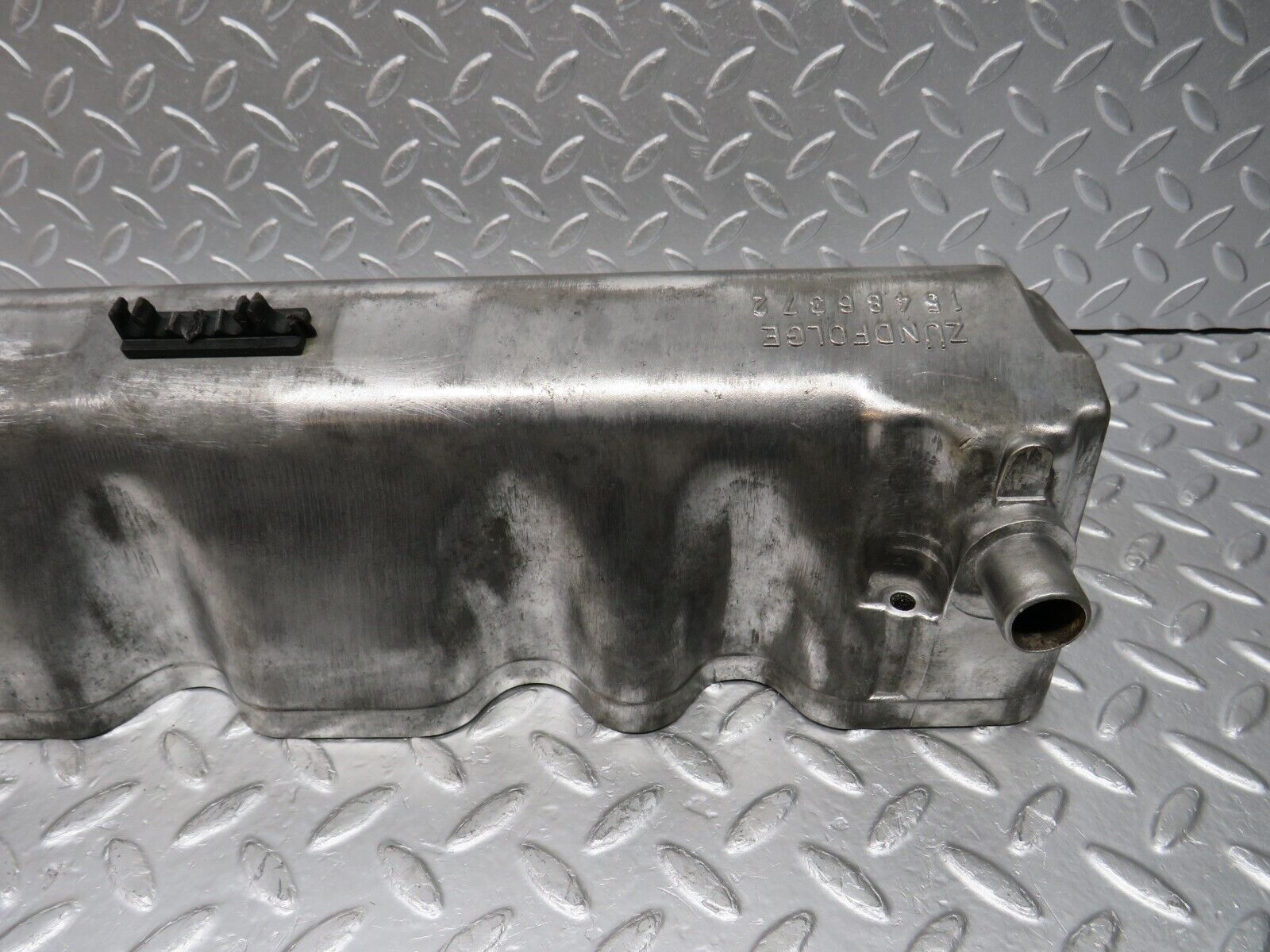 32963 Mercedes-Benz C107 R107 450 Cylinder Head Valve Cover Right 1160163305