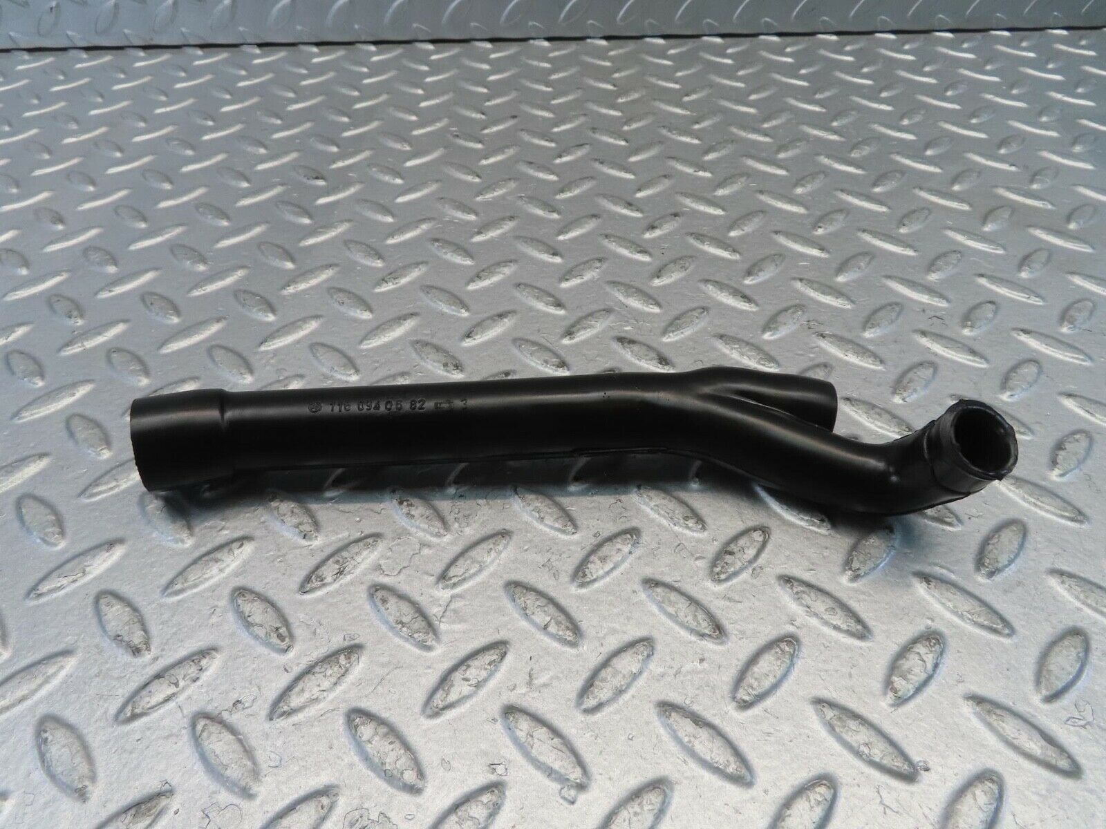 11050 Mercedes-Benz R107 W116 Air Intake Breather Hose 1160940682