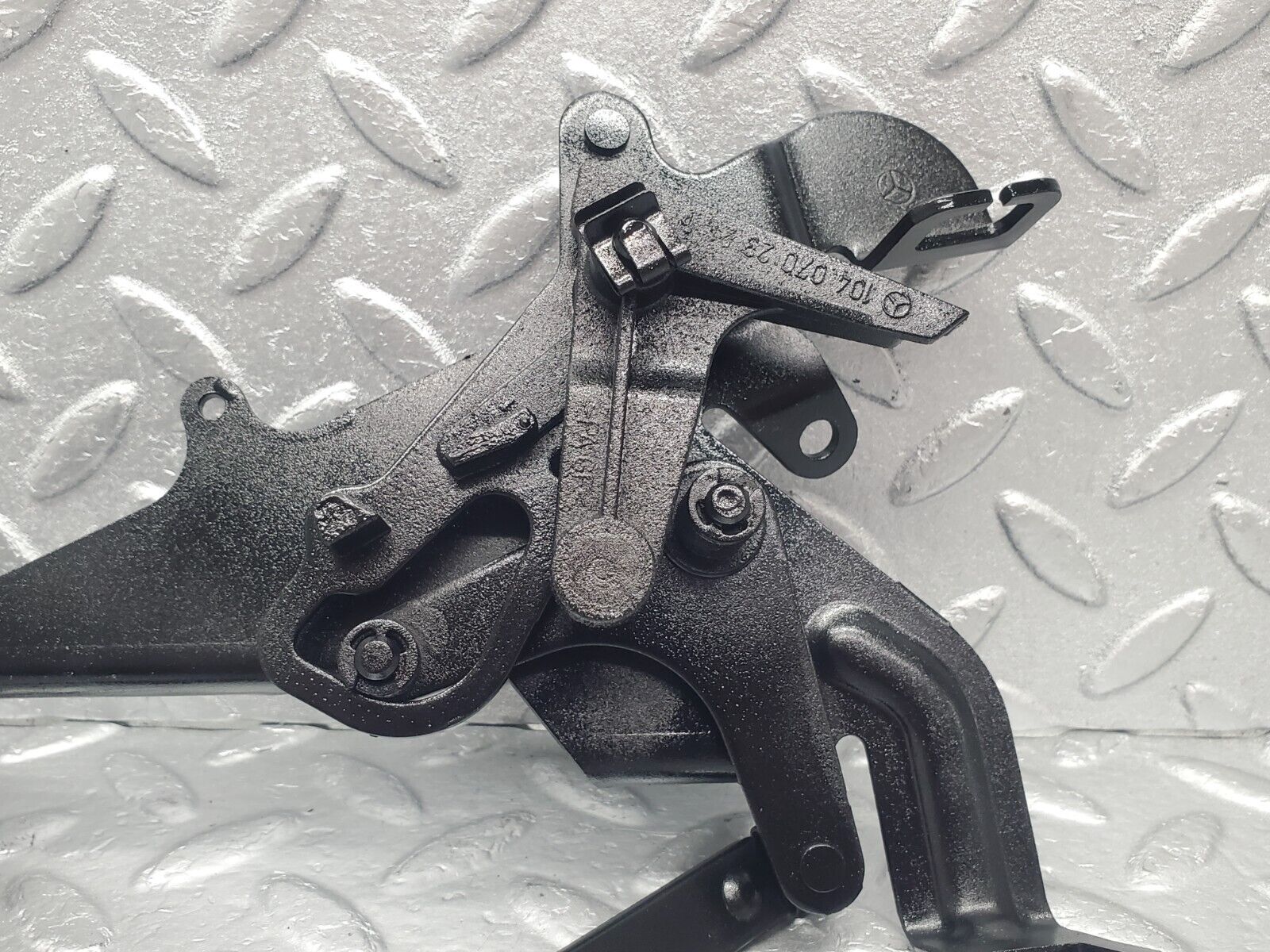 46187 Mercedes-Benz W124 280E Throttle Linkage 1040702321