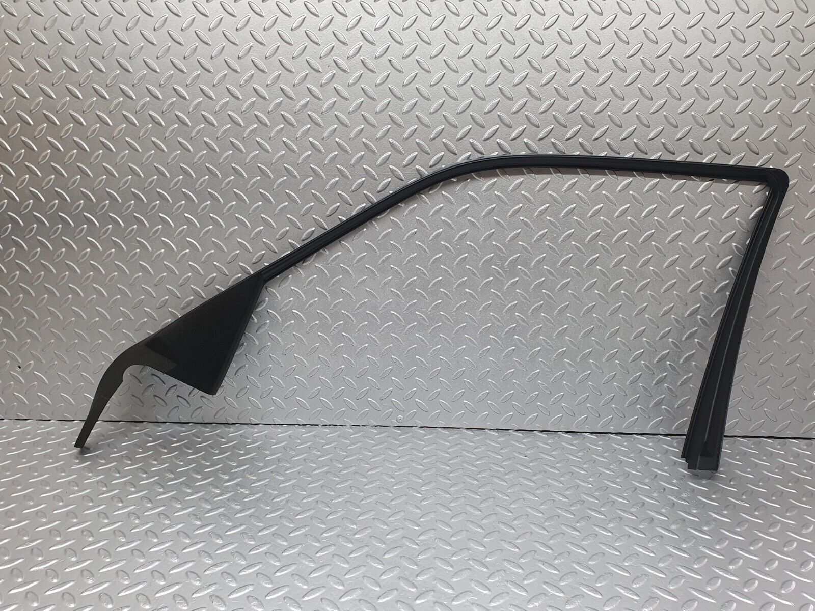 42085 Mercedes-Benz W202 C200 Front Right Door Window Frame Cover 2027250271