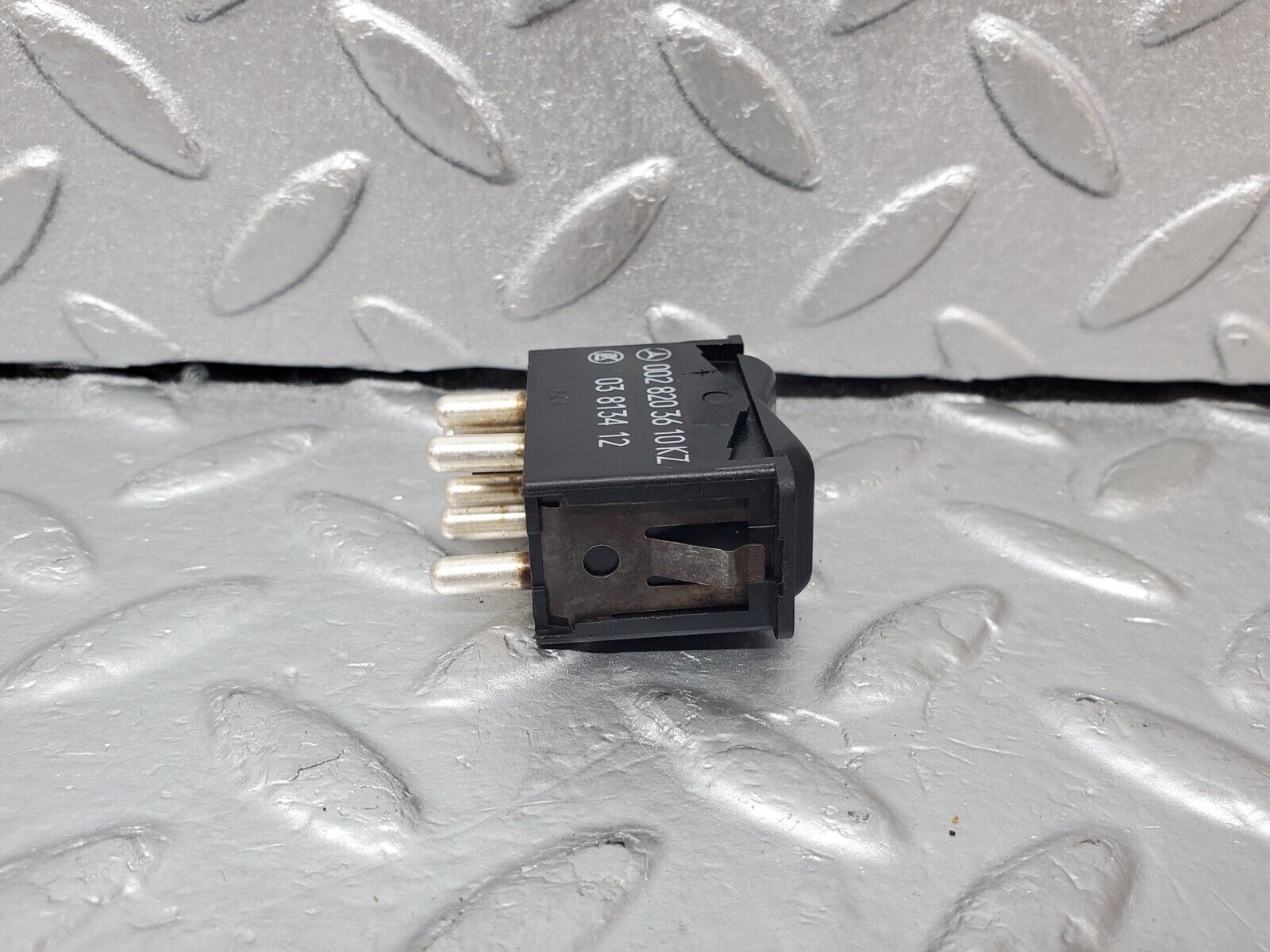 44524 Mercedes-Benz W123 280E Rear Left Electric Window Switch 0028203610