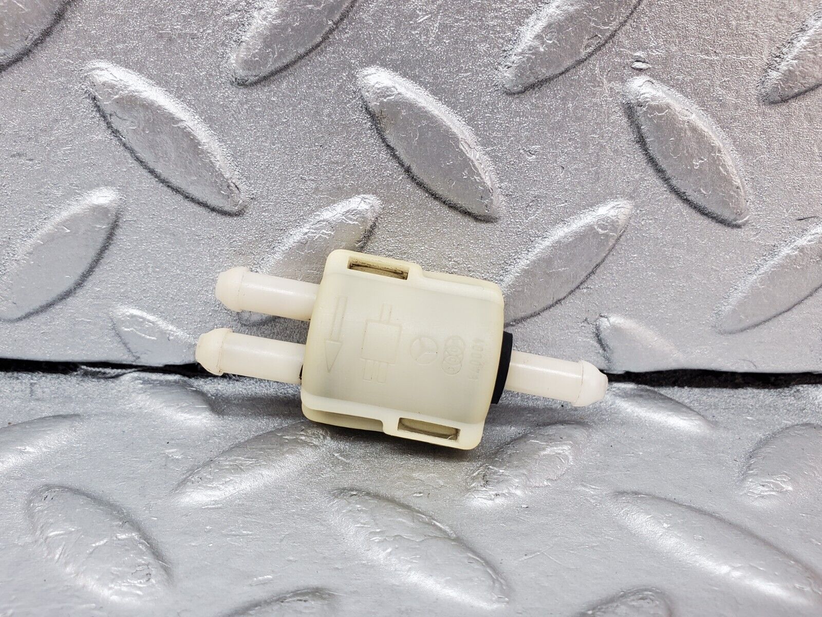 45072 Mercedes-Benz R129 300SL Coupe Windscreen Washer Fluid Distributor