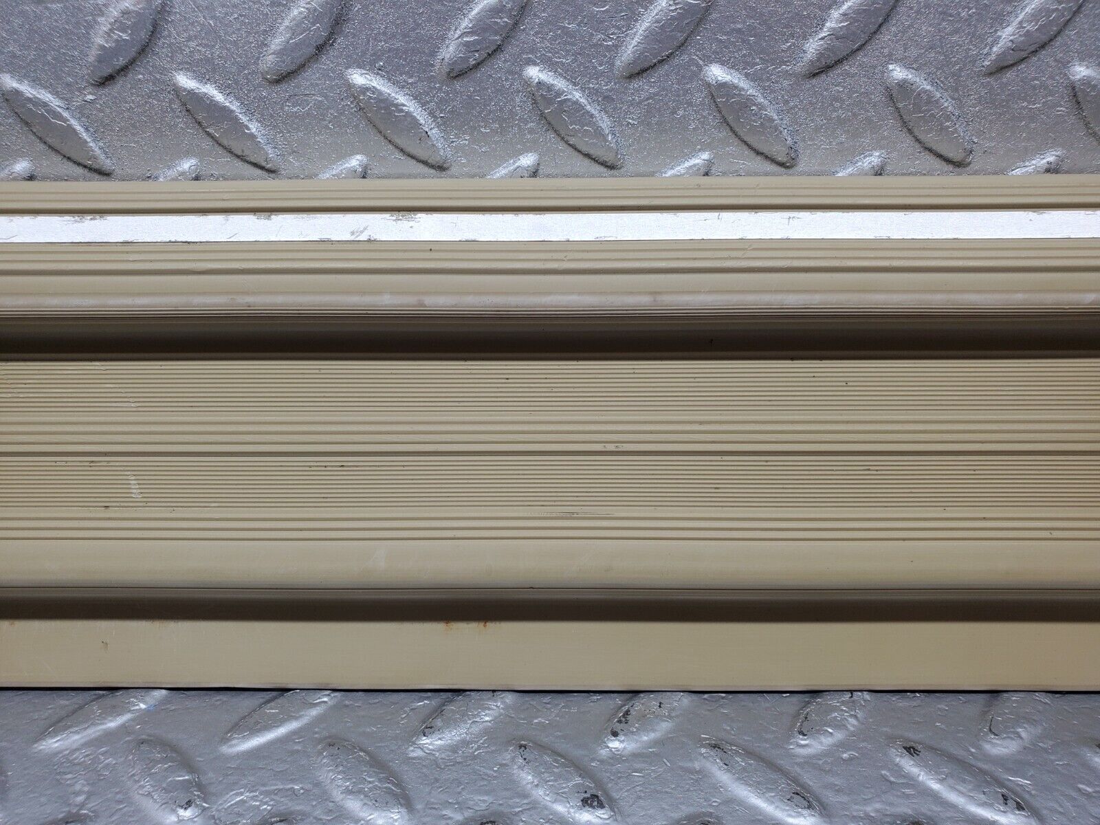 45617 Mercedes-Benz W126 420SE Rear Right Door Sill Trim Beige