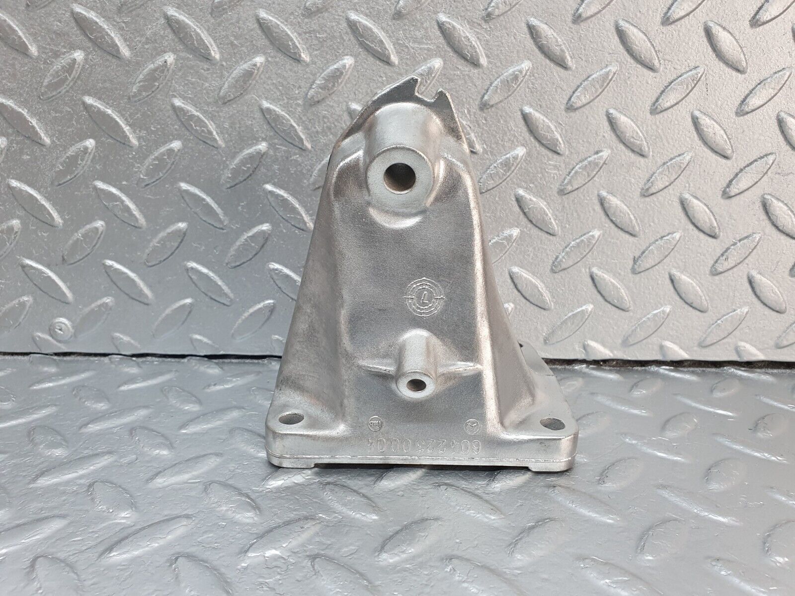 41888 Mercedes-Benz W202 C200 Engine Mount Bracket Right Side 6042230004