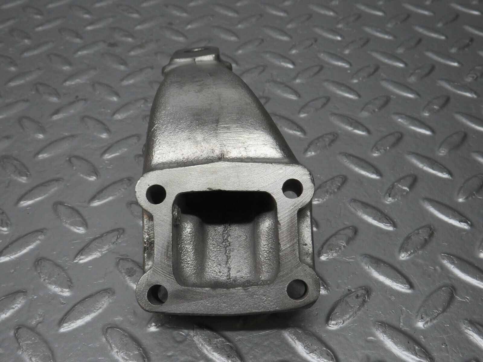 32950 Mercedes-Benz C107 R107 450 V8 Engine Mount Bracket Right 1162234504