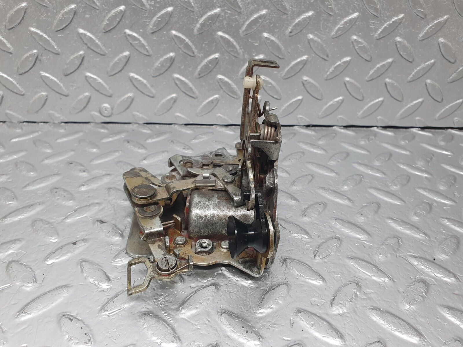 43643 Mercedes-Benz C126 380SEC Coupe Left Door Lock Mechanism