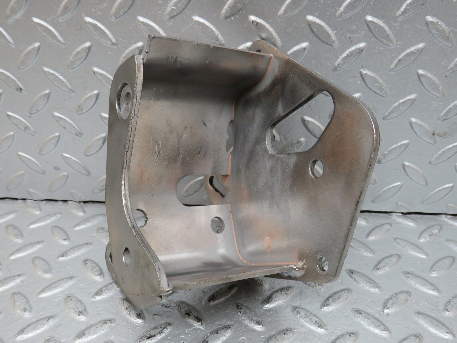 32850 Mercedes-Benz C107 R107 350 V8 Power Steering Pump Bracket