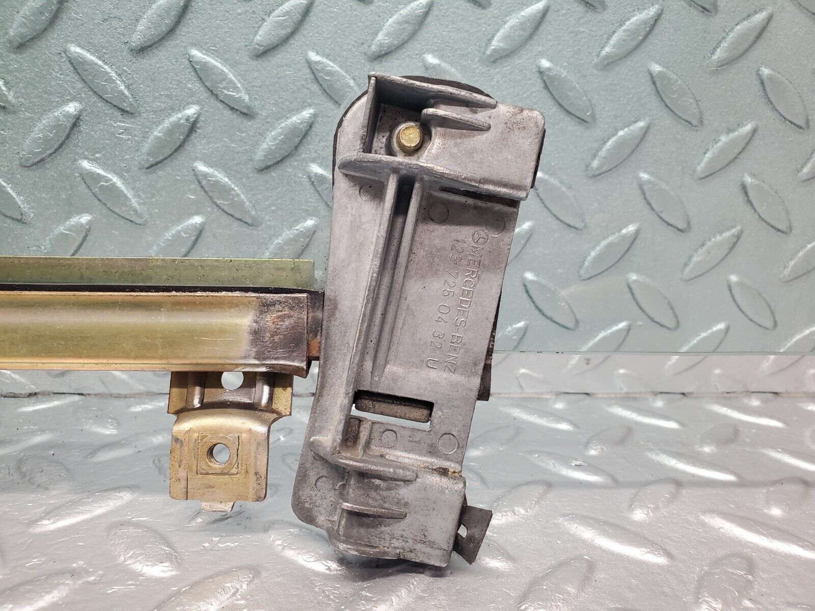 46433 Mercedes-Benz C123 280CE Coupe Right Door Window Glass 1237250232 1237250432