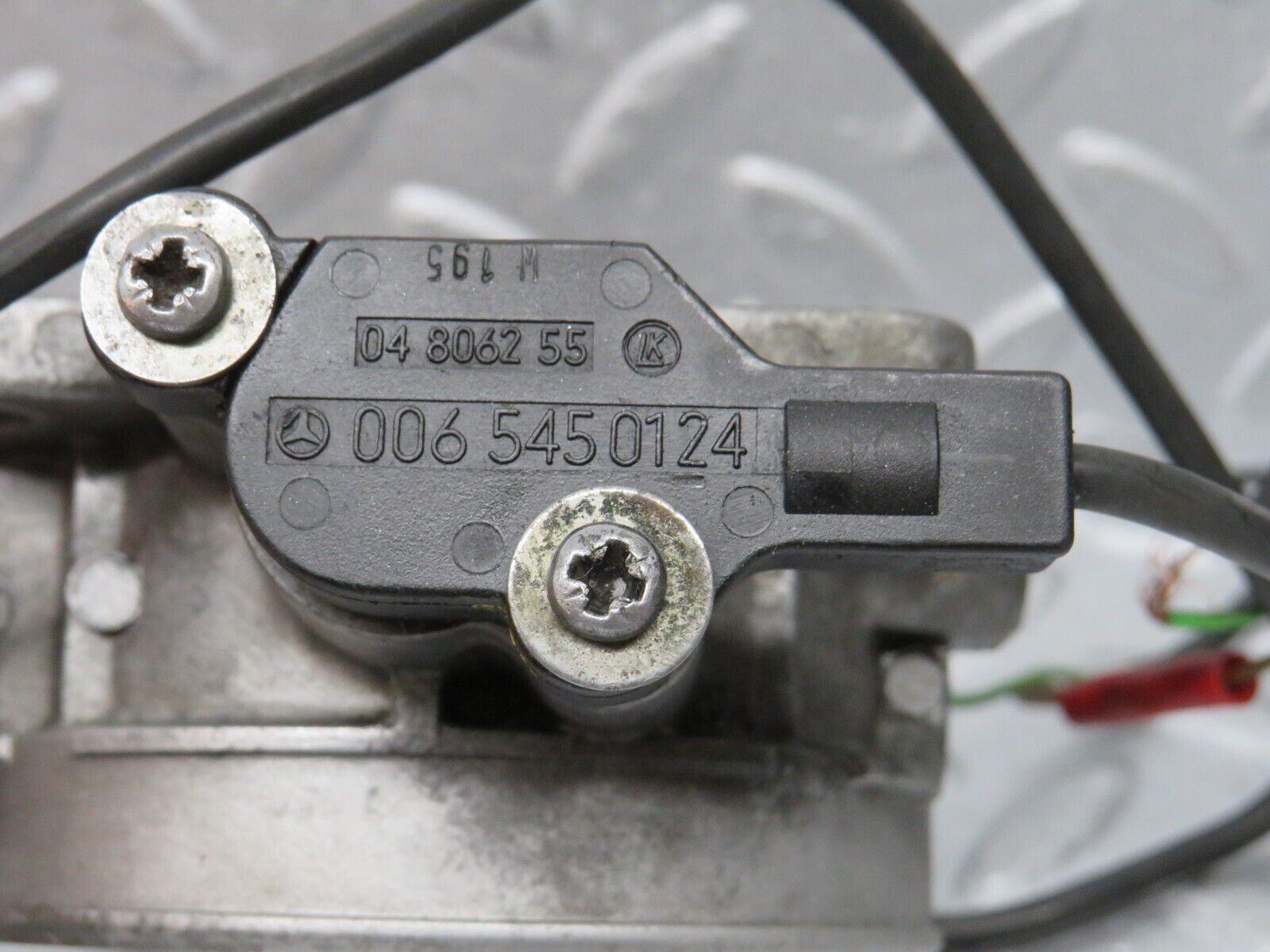 39293 Mercedes-Benz R107 500SL Throttle Body Valve With Sensor 0011406153