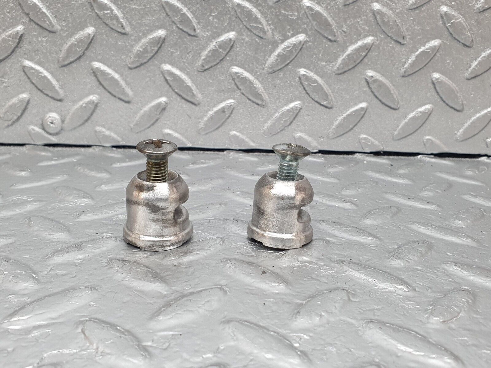 43573 Mercedes-Benz C126 380SEC Coupe Rear Seat Holder 2x