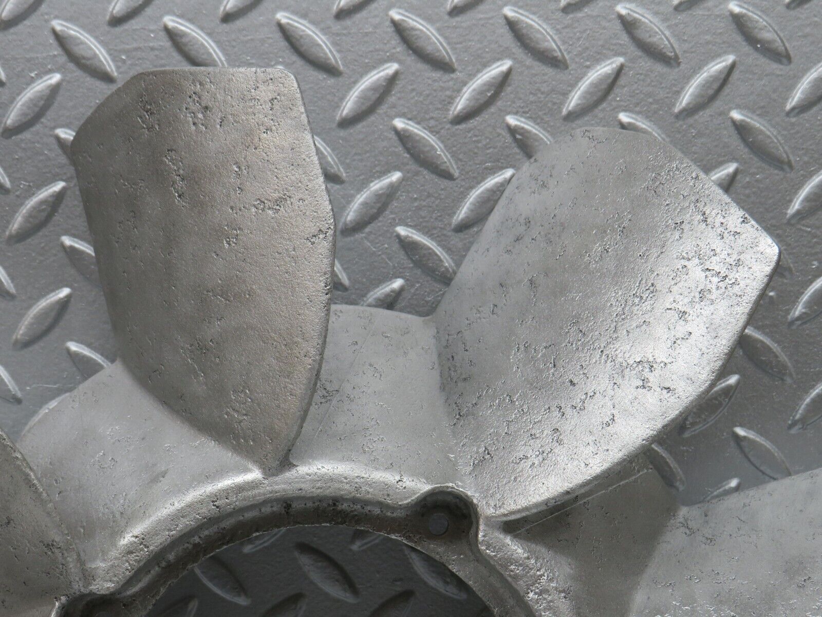 33054 Mercedes-Benz C107 R107 350 V8 Engine Cooling Fan