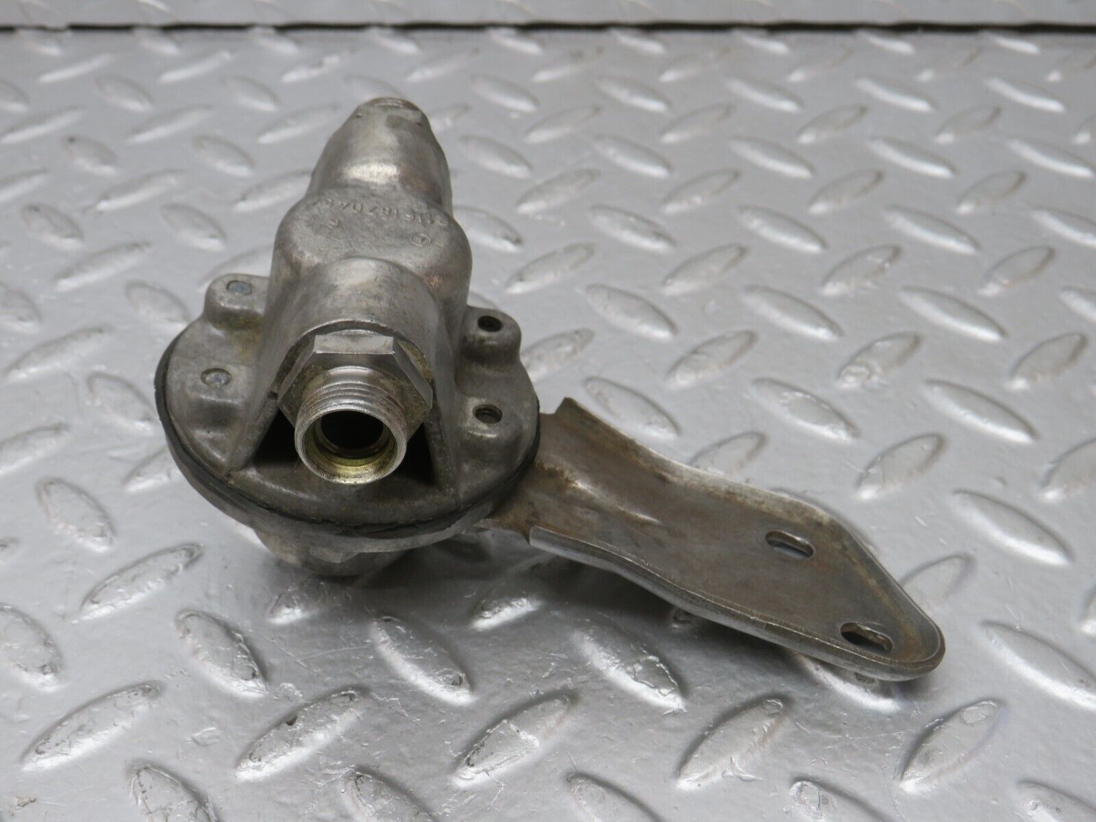 32858 Mercedes-Benz C107 R107 350 V8 Oil Pressure Damper 1161870196 1161870494