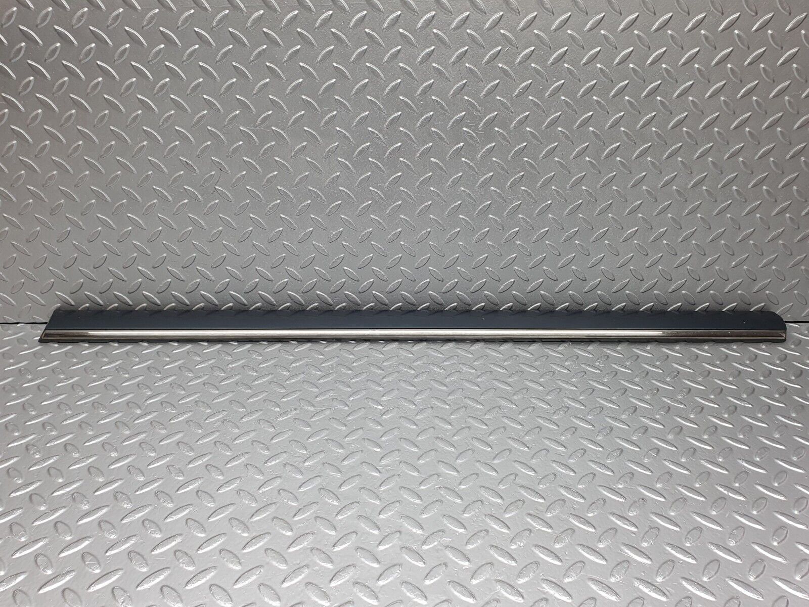 41804 Mercedes-Benz W202 C200 Front Right Door Centre Moulding Trim 2026909462