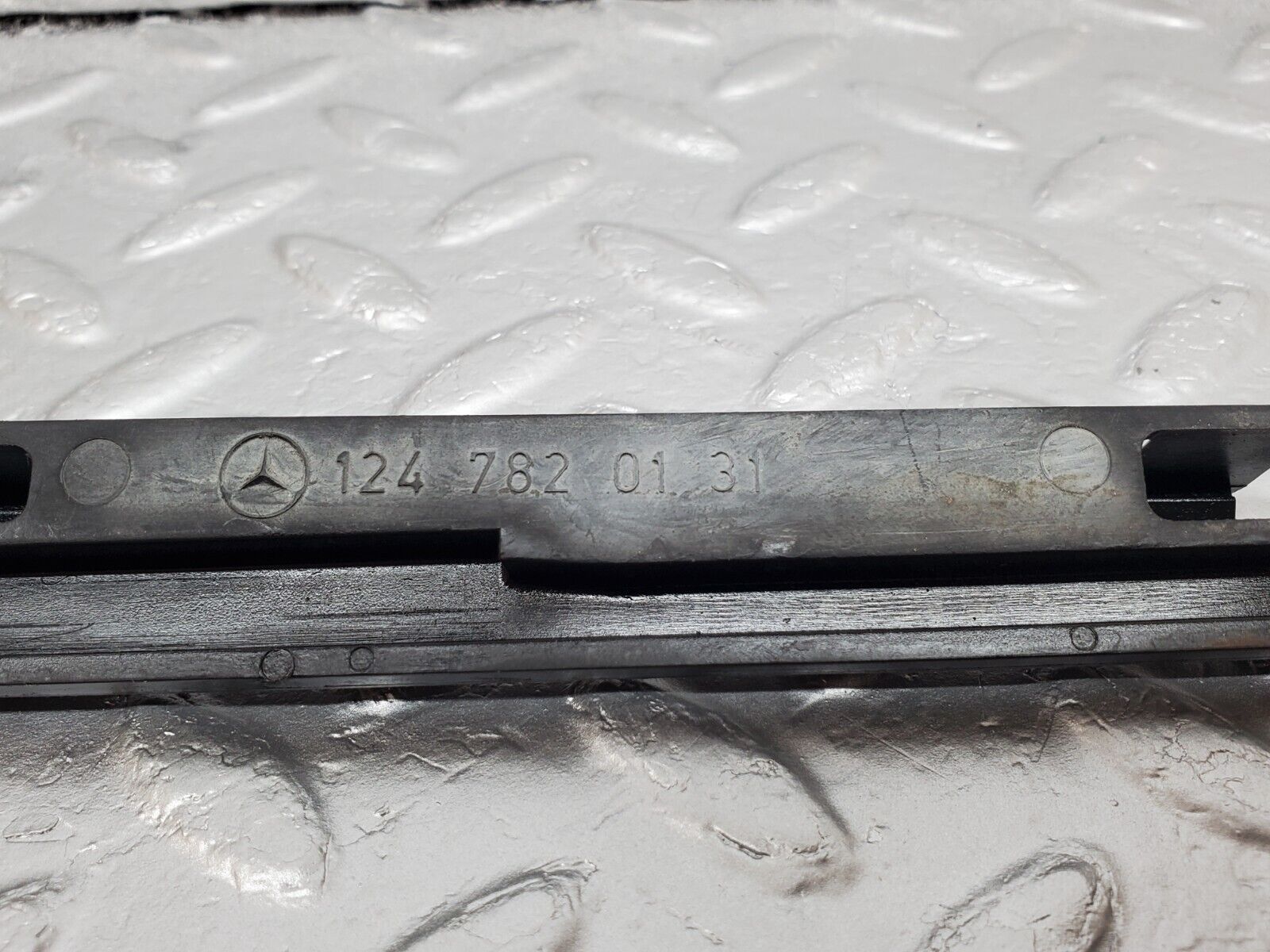 44676 Mercedes-Benz W124 220E Sunroof Frame Guide Rail 1247820131 1247820231