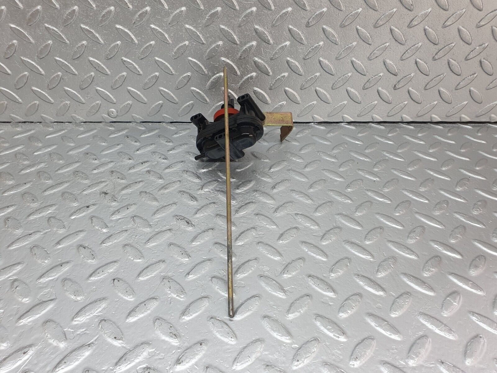 43680 Mercedes-Benz C126 380SEC Coupe Fuel Tank Flap Cap Vacuum Actuator