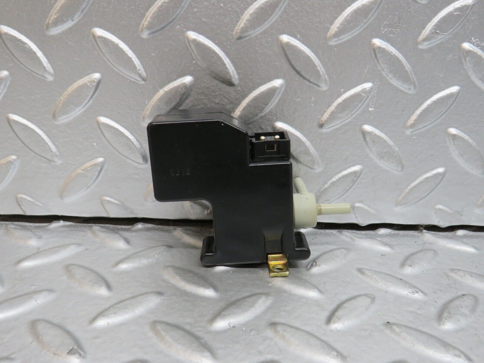 29569 Mercedes-Benz W124 230E Vacuum Valve