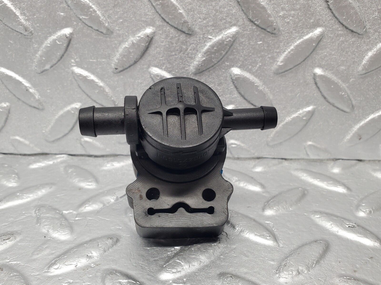 46789 Mercedes-Benz R129 320SL Coupe Fuel Regeneration Vacuum Valve 0004701593