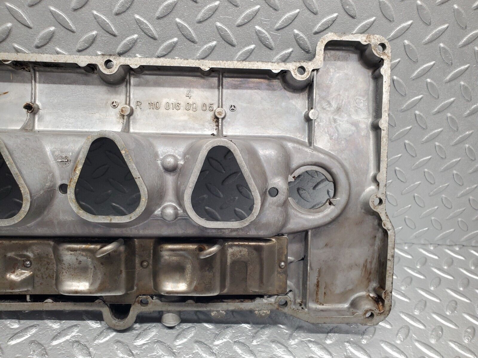 46704 Mercedes-Benz C123 280CE Coupe Cylinder Head Valve Cover 1100160905