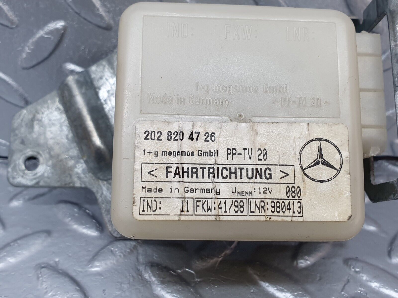 41750 Mercedes-Benz W202 C200 Alarm Control ECU 2028204726