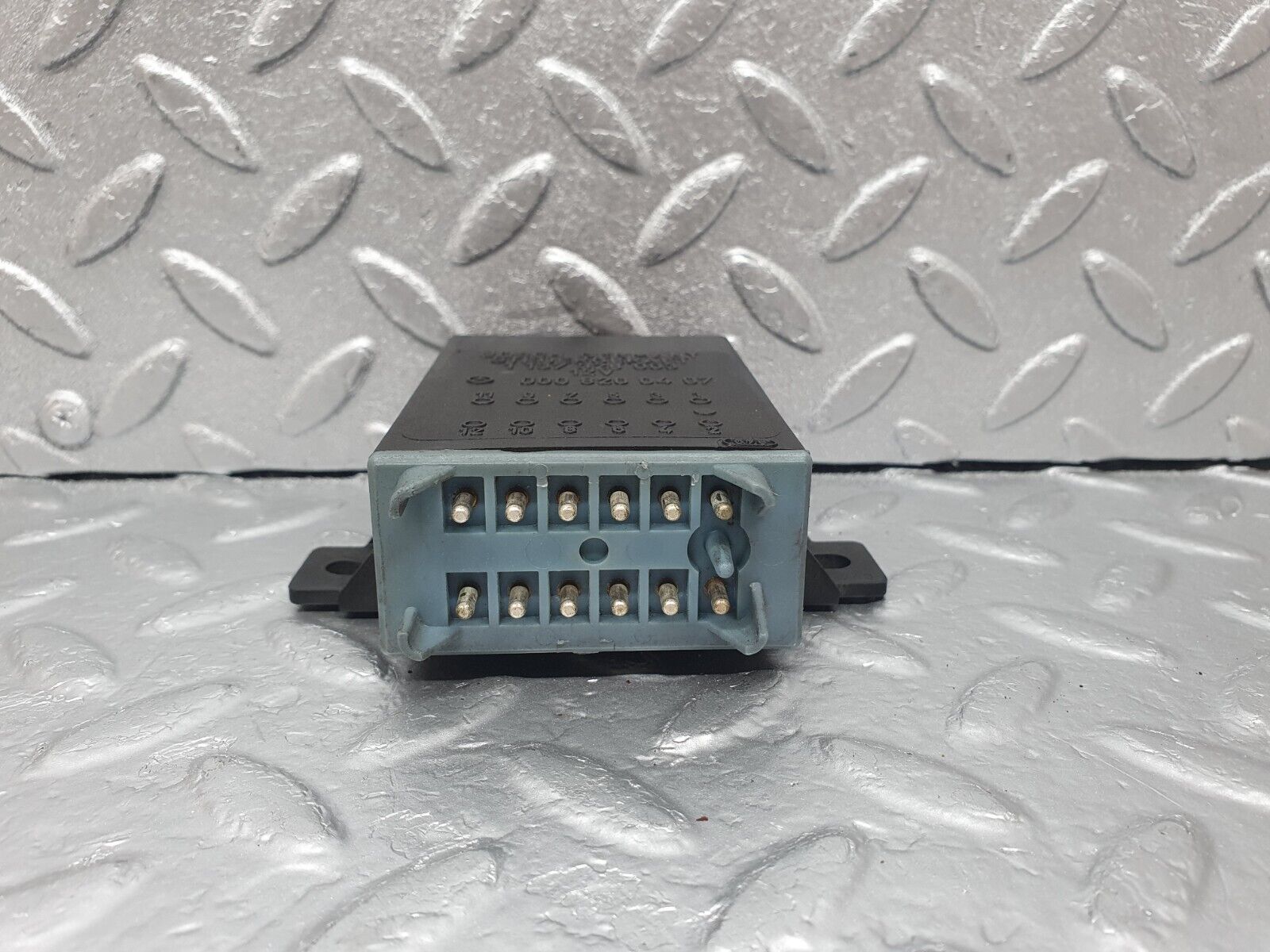 43522 Mercedes-Benz C126 380SEC Coupe Seat Belt Presenter Relay 0008200497