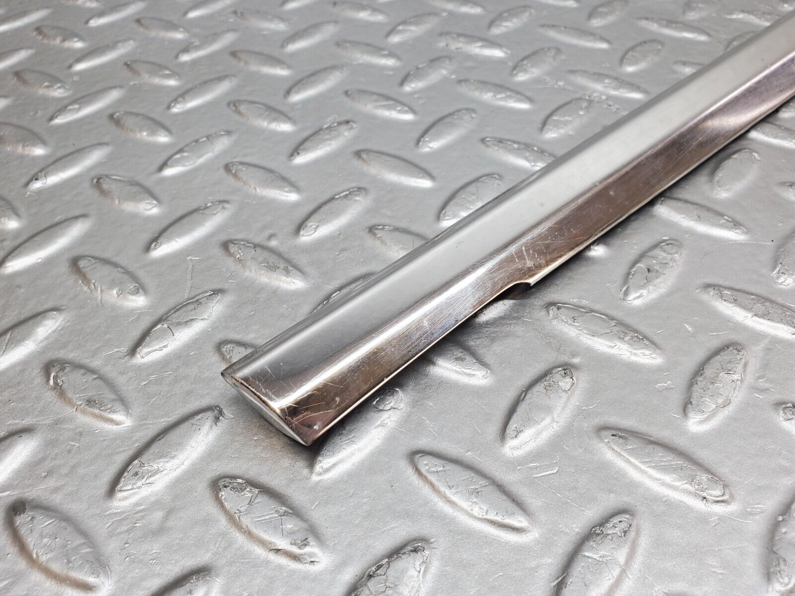 45809 Mercedes-Benz W126 420SE Front Left Door Chrome Moulding Trim