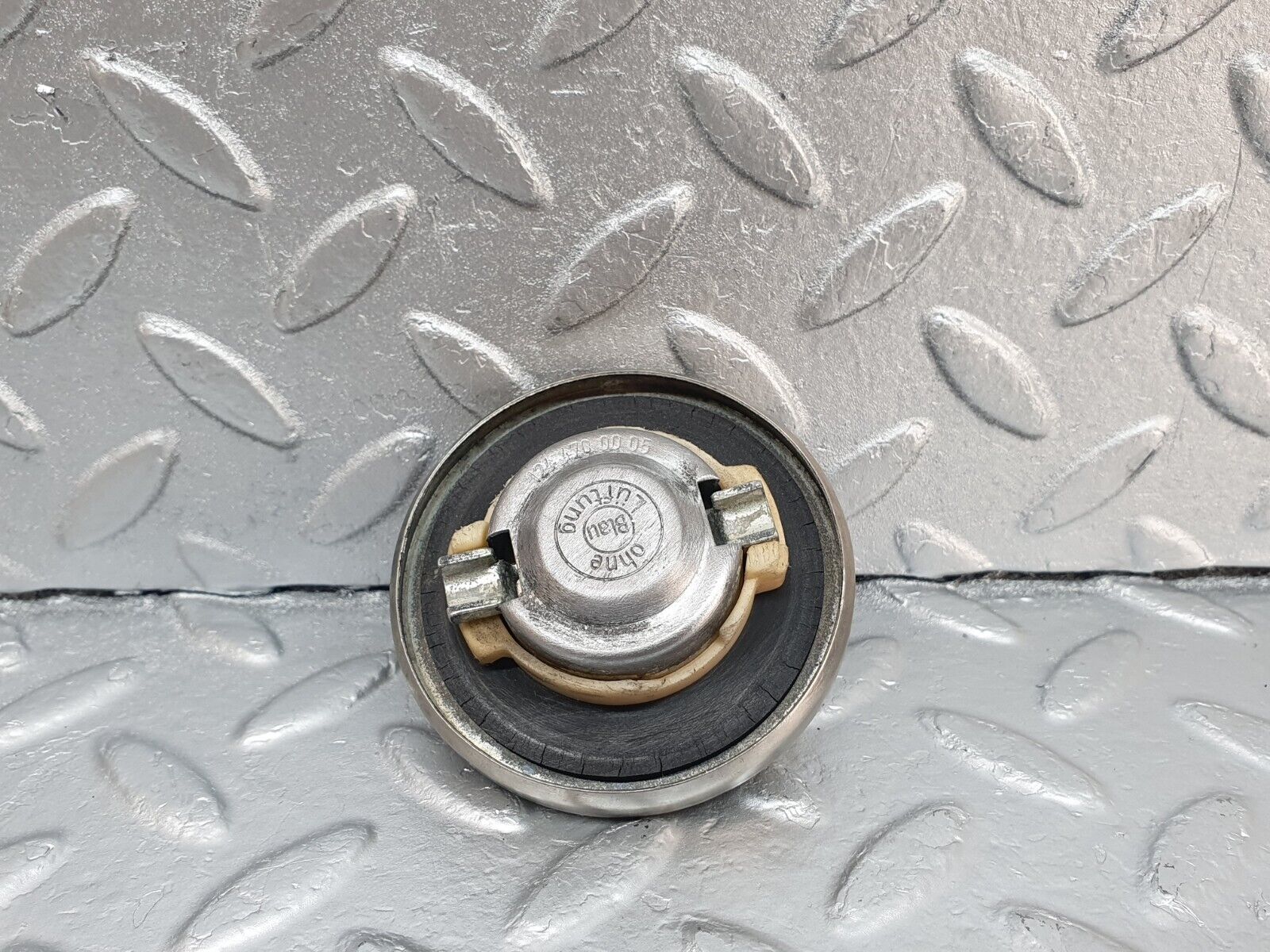 42893 Mercedes-Benz W201 190 2.0L Fuel Tank Cap 1244700005