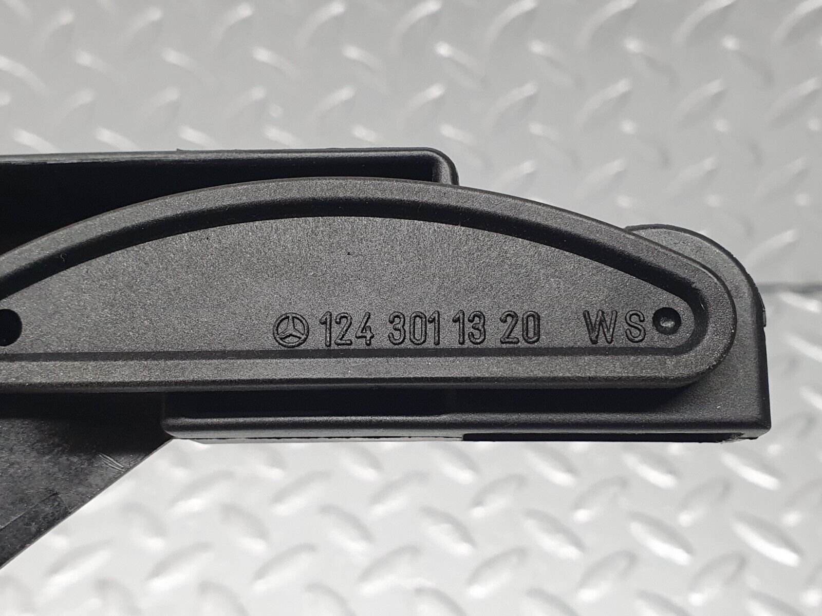 41787 Mercedes-Benz W202 C200 Accelerator Pedal With Linkage 1243011320 220301001 1293010382