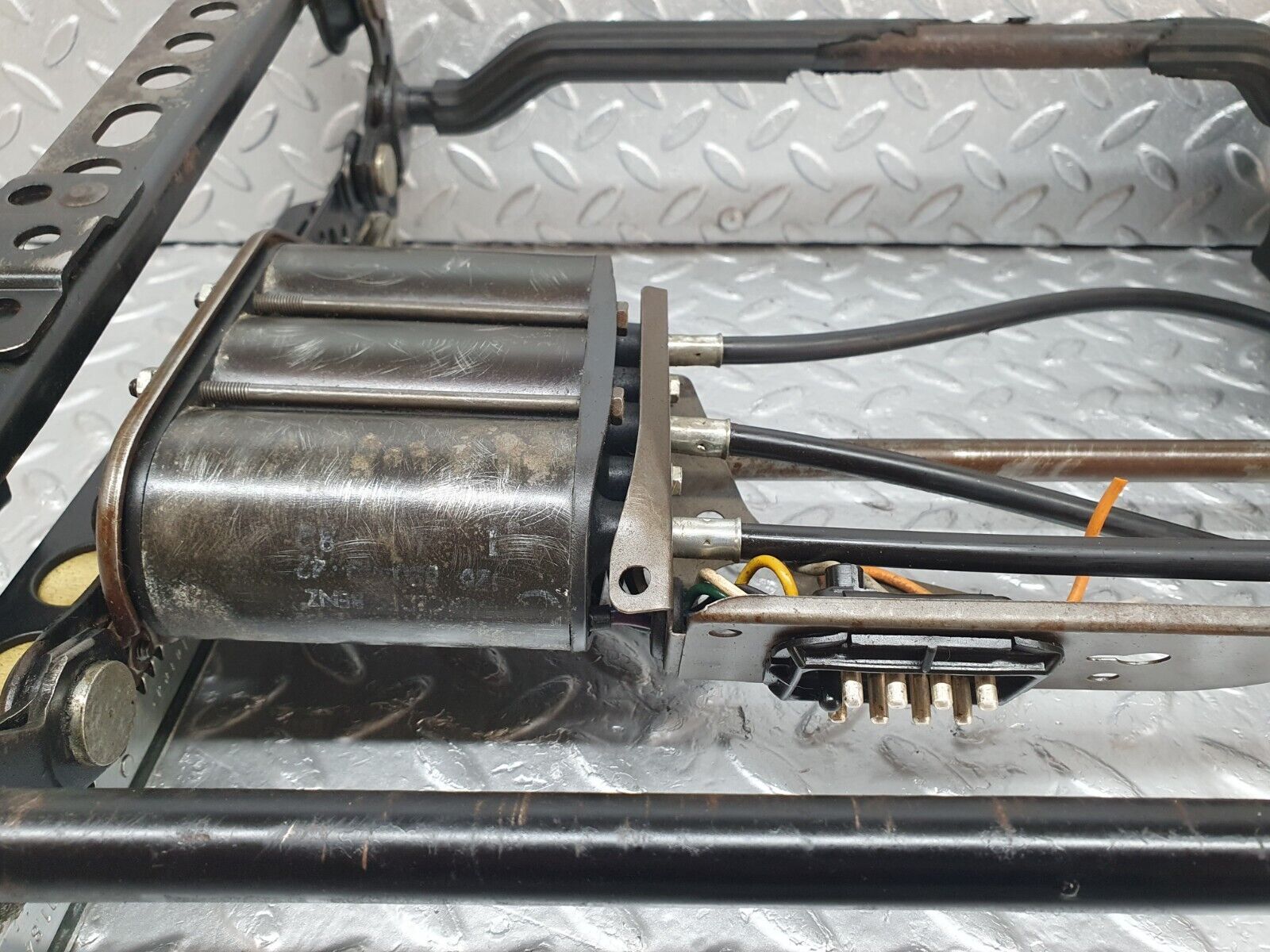 43824 Mercedes-Benz C126 380SEC Coupe Front Right Electric Seat Base