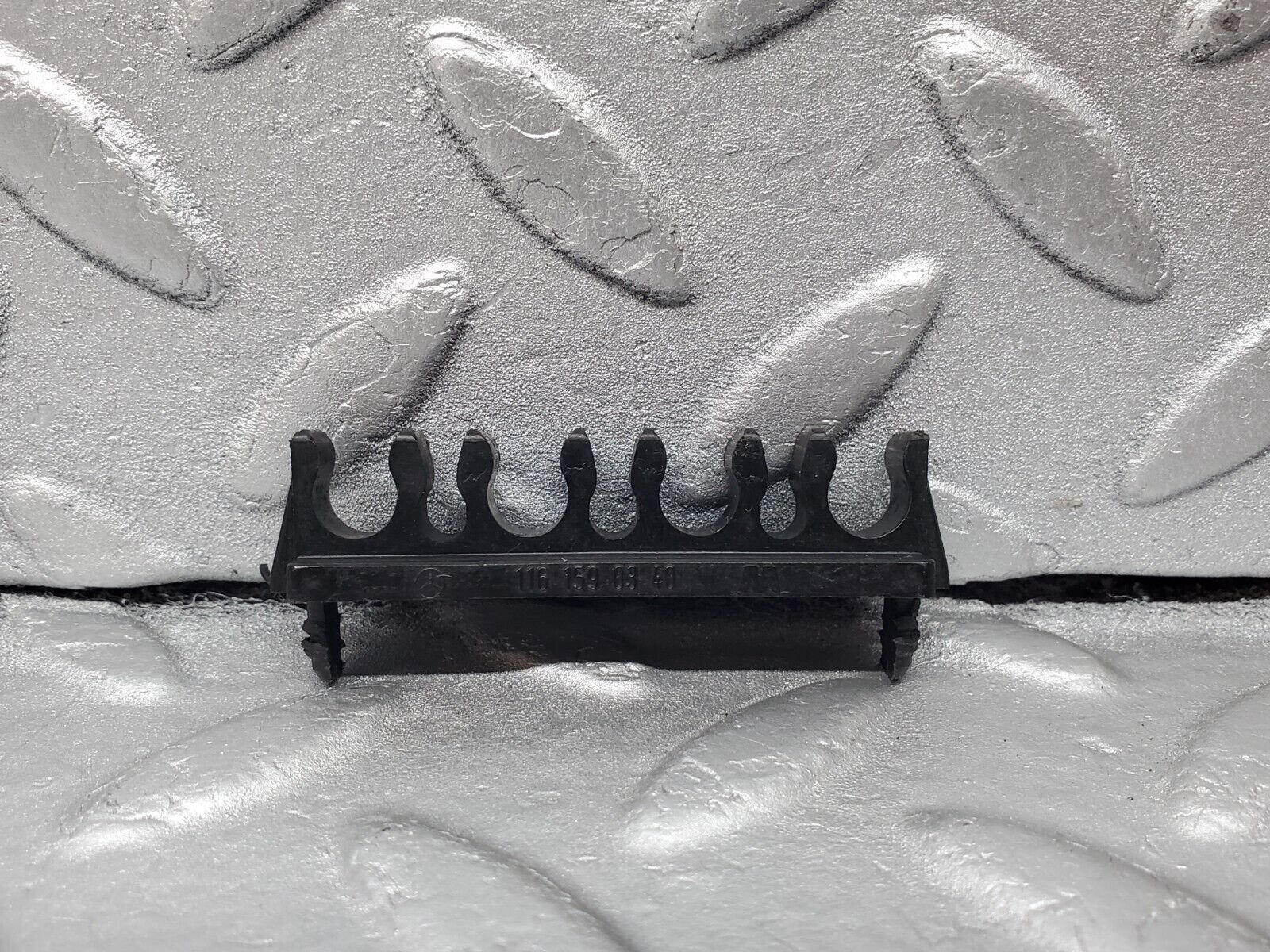 45884 Mercedes-Benz W126 420SE Ignition Lead Holder Bracket 1161590340