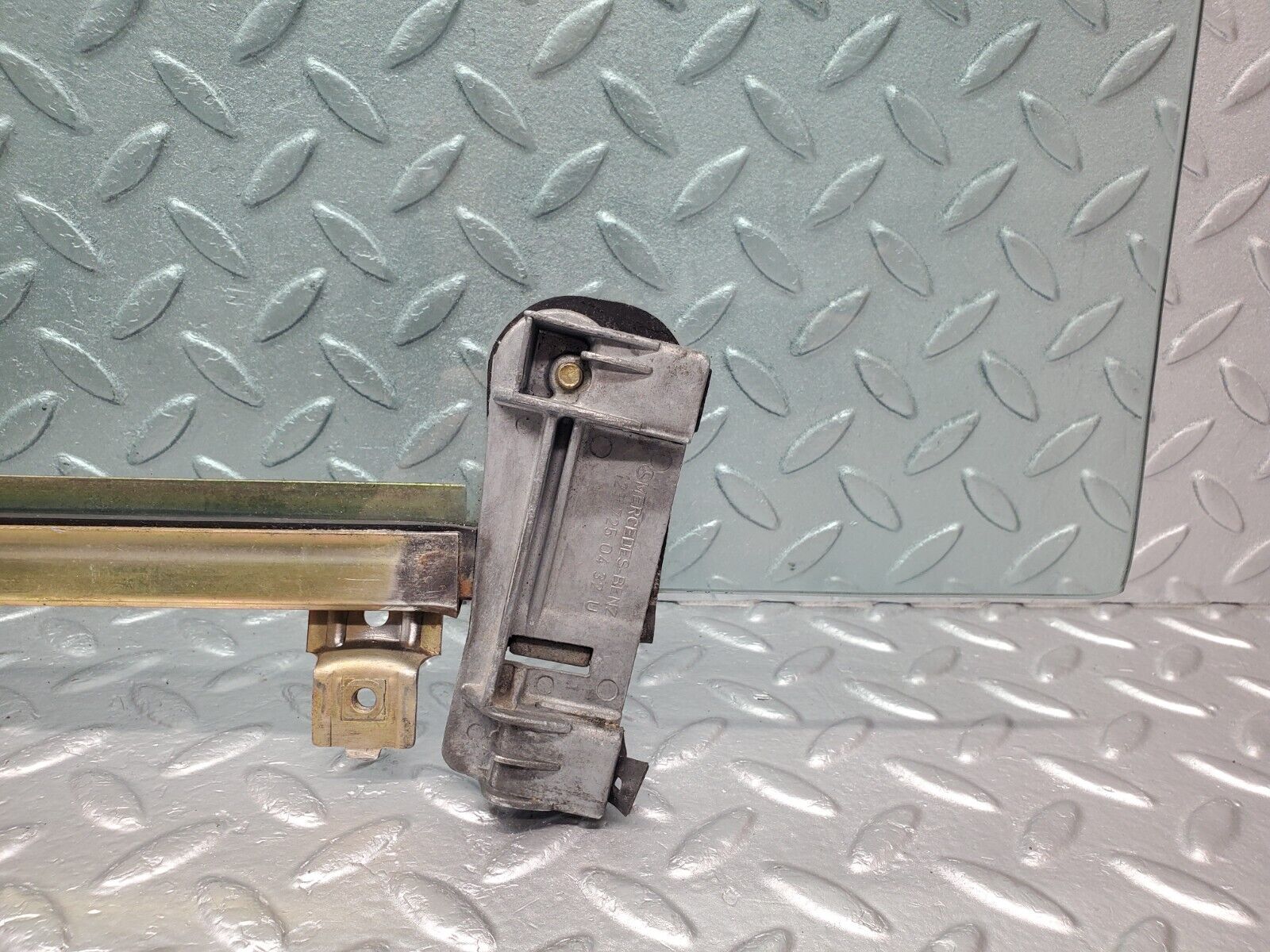 46433 Mercedes-Benz C123 280CE Coupe Right Door Window Glass 1237250232 1237250432