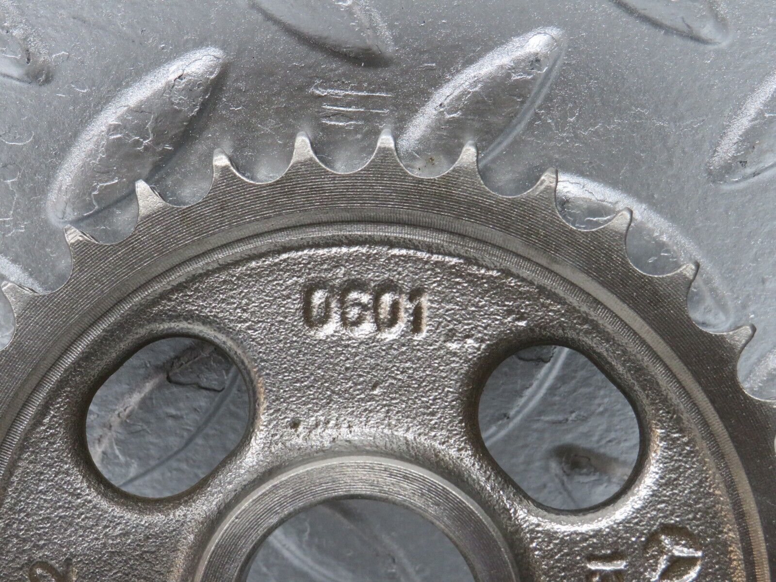 32949 Mercedes-Benz C107 R107 450 V8 Camshaft Timing Gear 1160520601