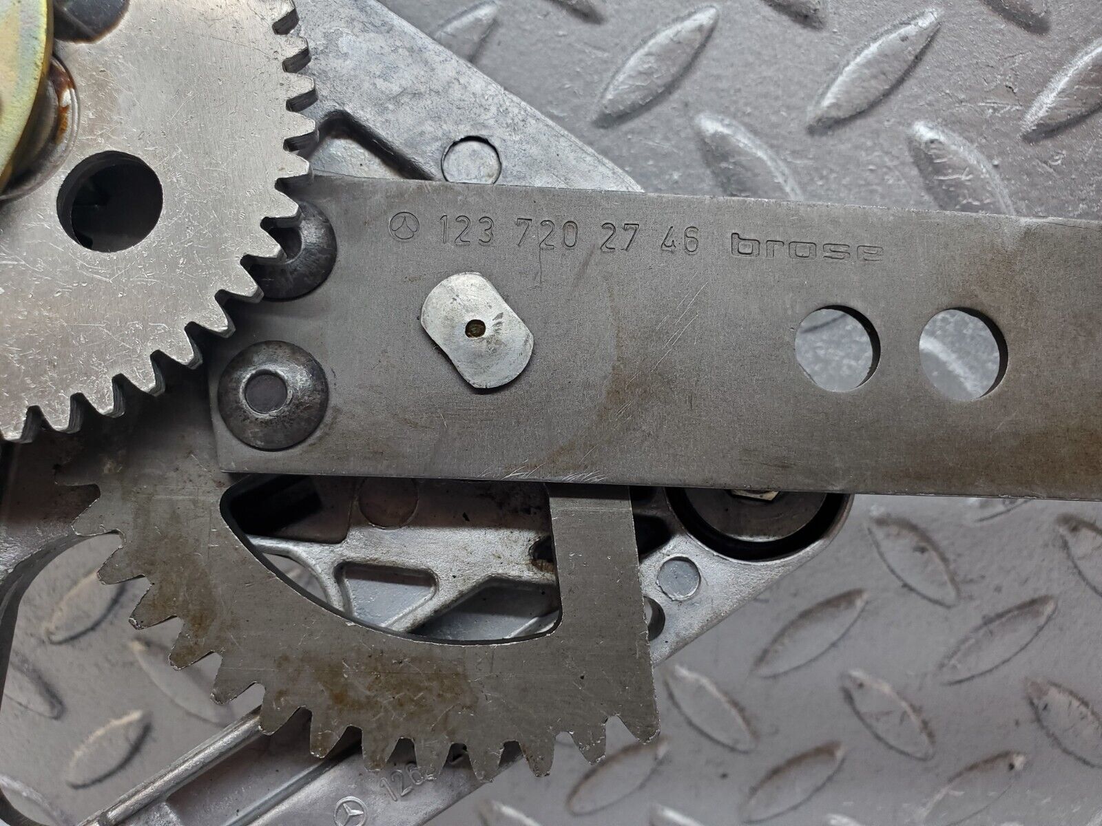 44412 Mercedes-Benz W123 280E Front Left Power Window Regulator 1237202746 1267250311