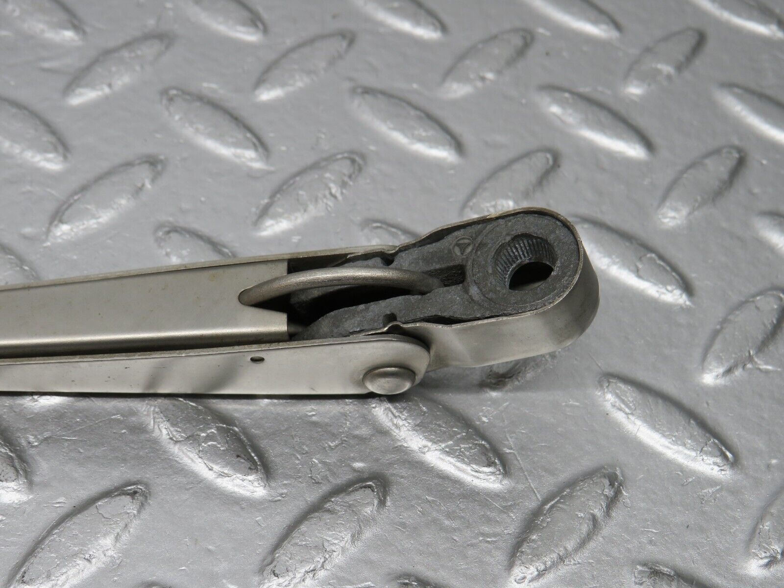 39106 Mercedes-Benz R107 500SL Windscreen Wiper Arm Left Side