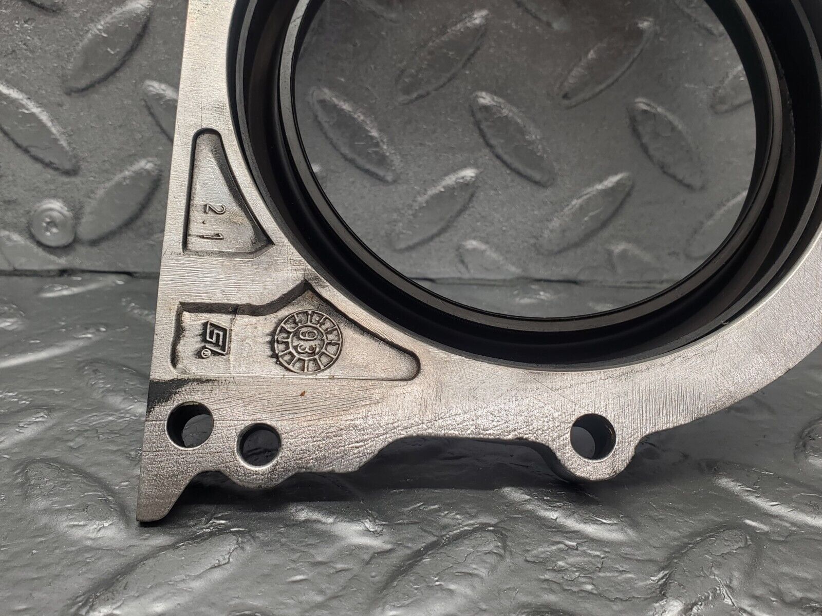 46169 Mercedes-Benz W124 280E Crankshaft Rear Sealing Cover 6010110108