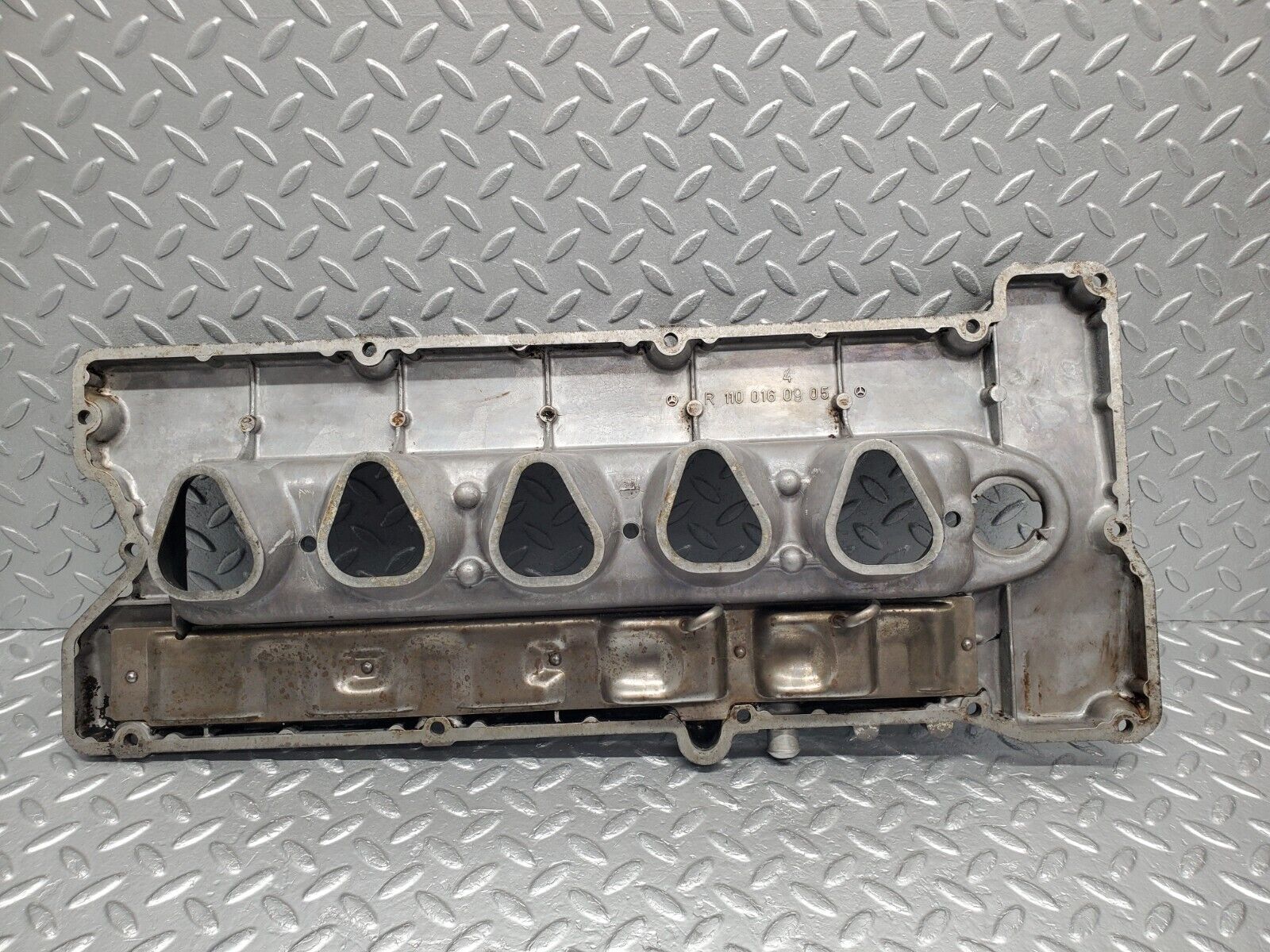 46704 Mercedes-Benz C123 280CE Coupe Cylinder Head Valve Cover 1100160905