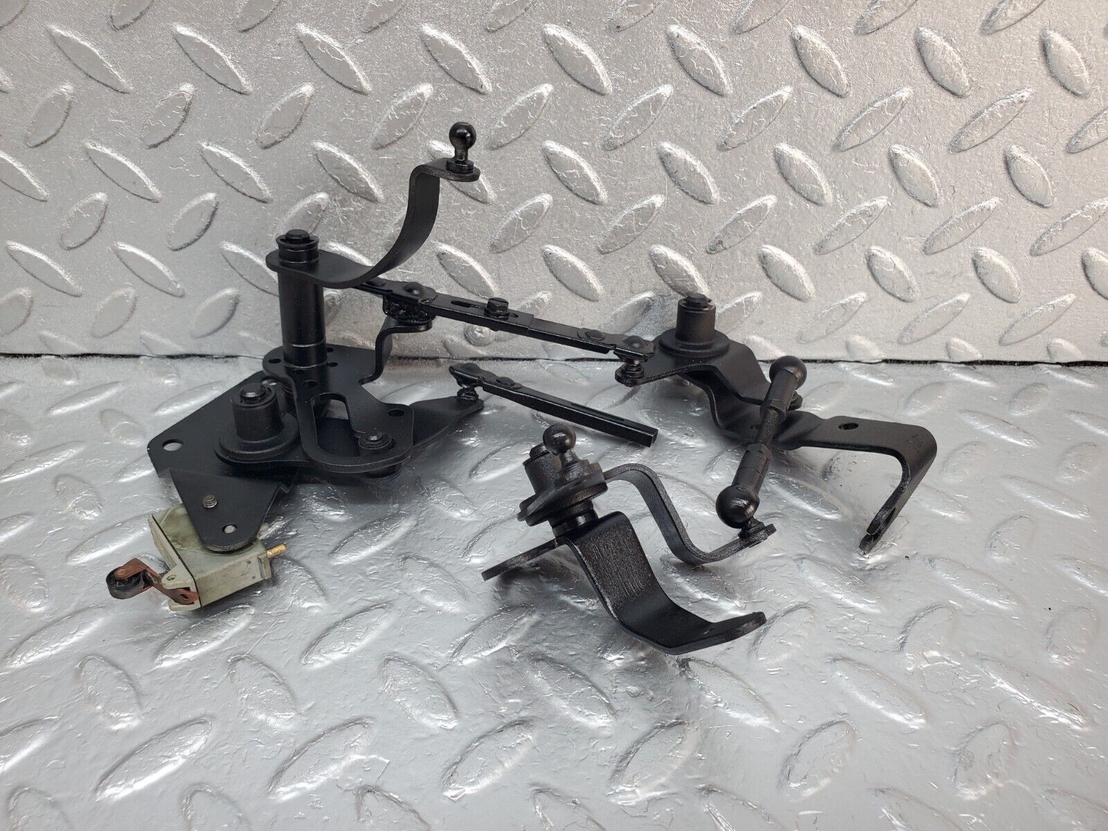 45411 Mercedes-Benz 280E M110.983 Throttle Linkage 0025450114