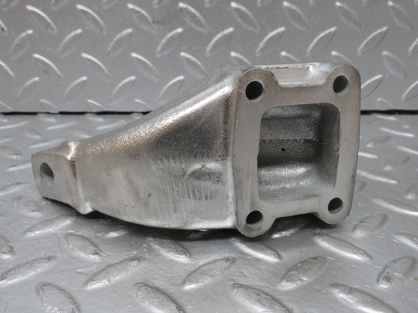 32856 Mercedes-Benz C107 R107 350 V8 Engine Mount Bracket Right Side 1162232304