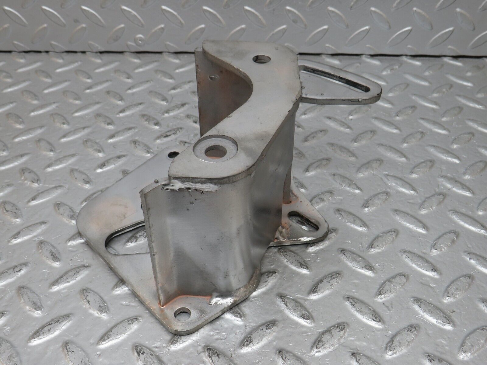 32850 Mercedes-Benz C107 R107 350 V8 Power Steering Pump Bracket