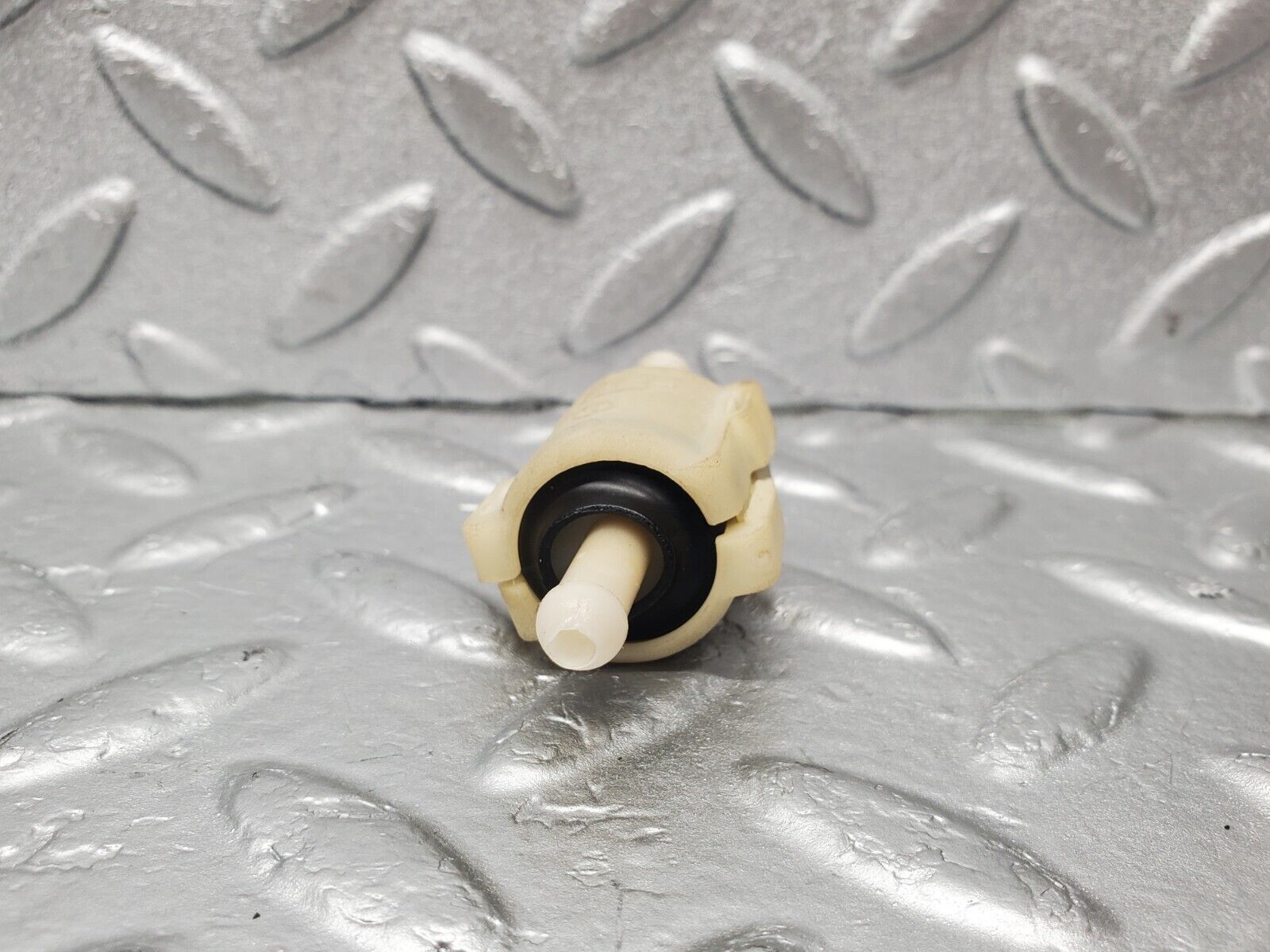 46541 Mercedes-Benz C123 280CE Coupe Windscreen Washer Fluid Distributor