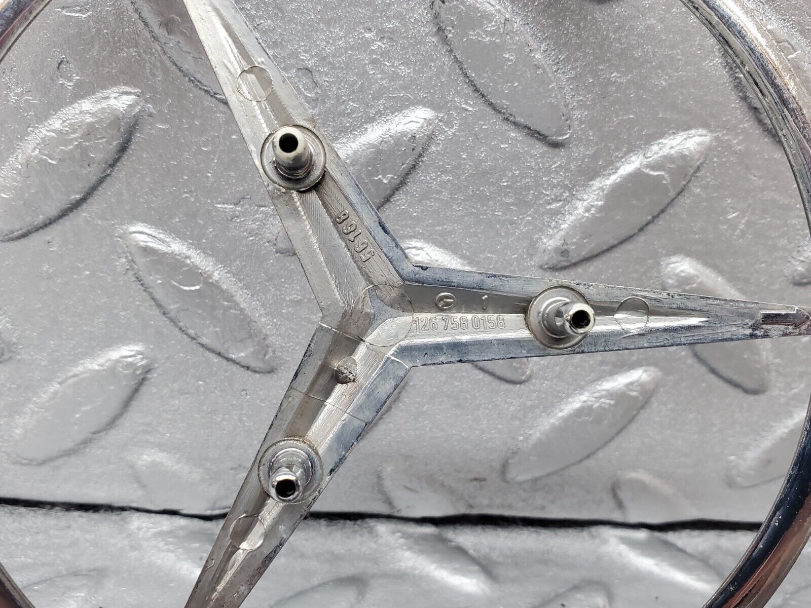 45850 Mercedes-Benz W126 420SE Trunk Lid Badge Emblem 1267580158