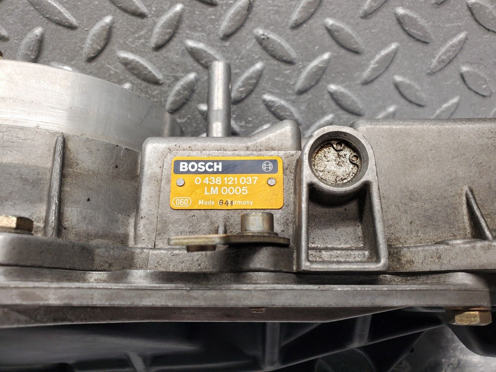 46023 Mercedes-Benz W126 420SE Air Flow Mass Meter Sensor Bosch 0438121037 1161400618