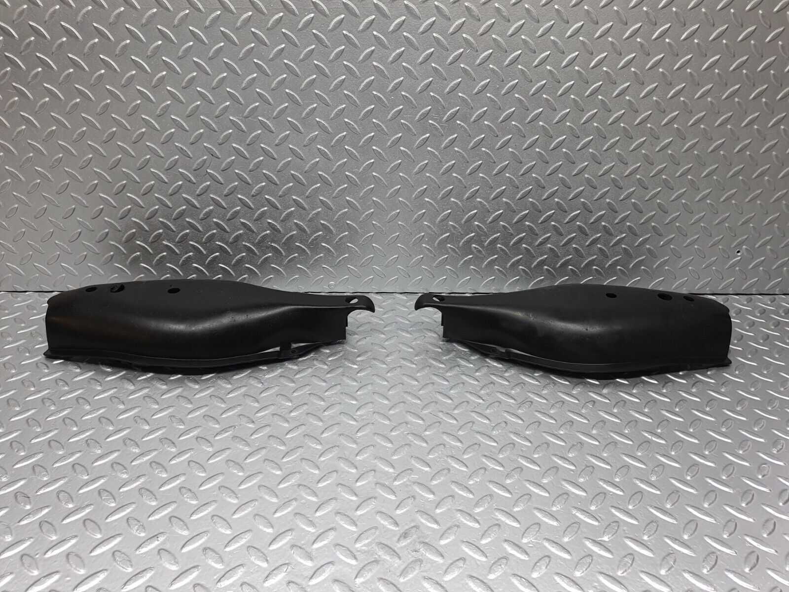 41779 Mercedes-Benz W202 C200 Rear Control Arm Cover 2x 1293520189 1293520188