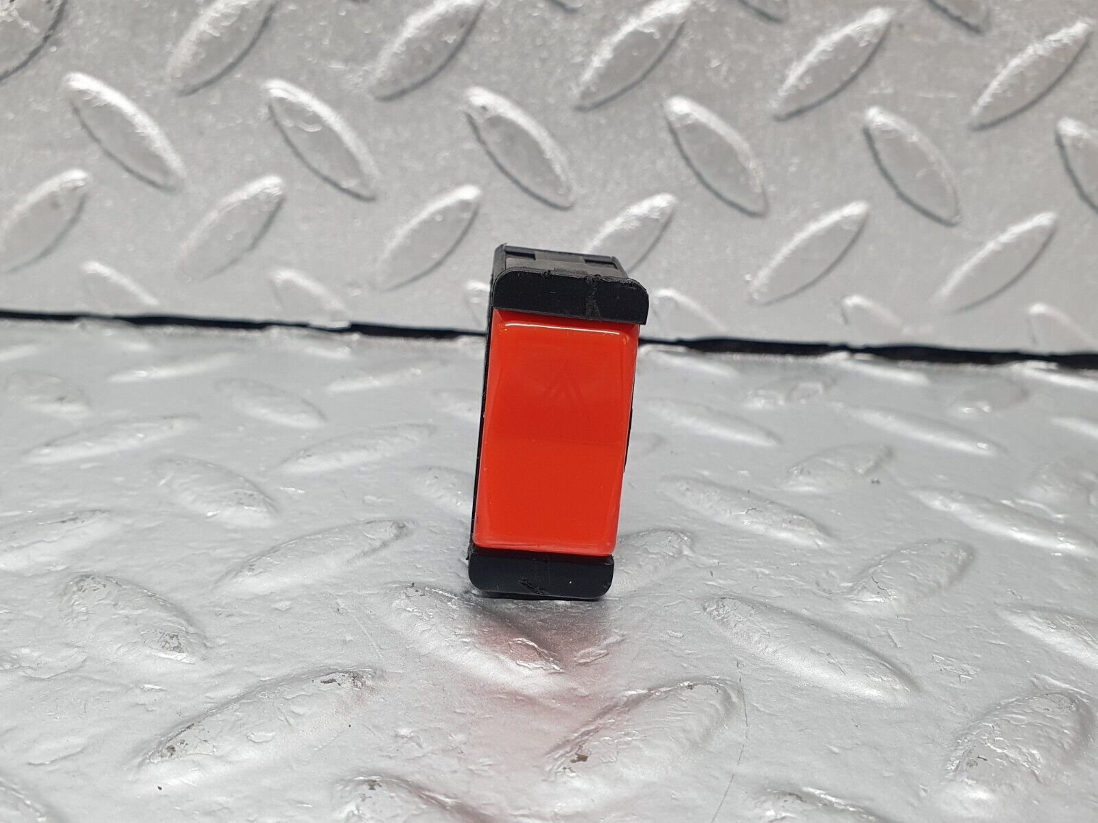 43656 Mercedes-Benz C126 380SEC Coupe Hazard Warning Light Switch 0008209010