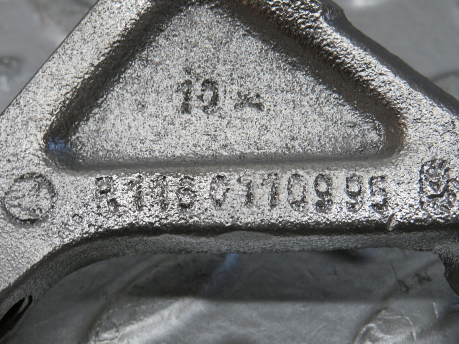 32873 Mercedes-Benz C107 R107 Engine Mount Bracket Pair 1160110895 1160110995