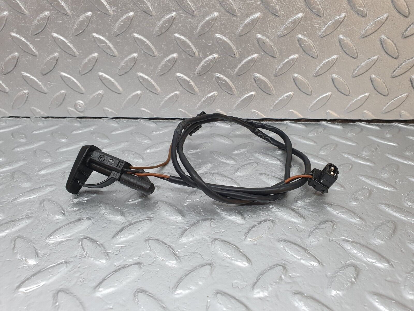 42529 Mercedes-Benz R129 320SL Coupe Windscreen Washer Nozzle