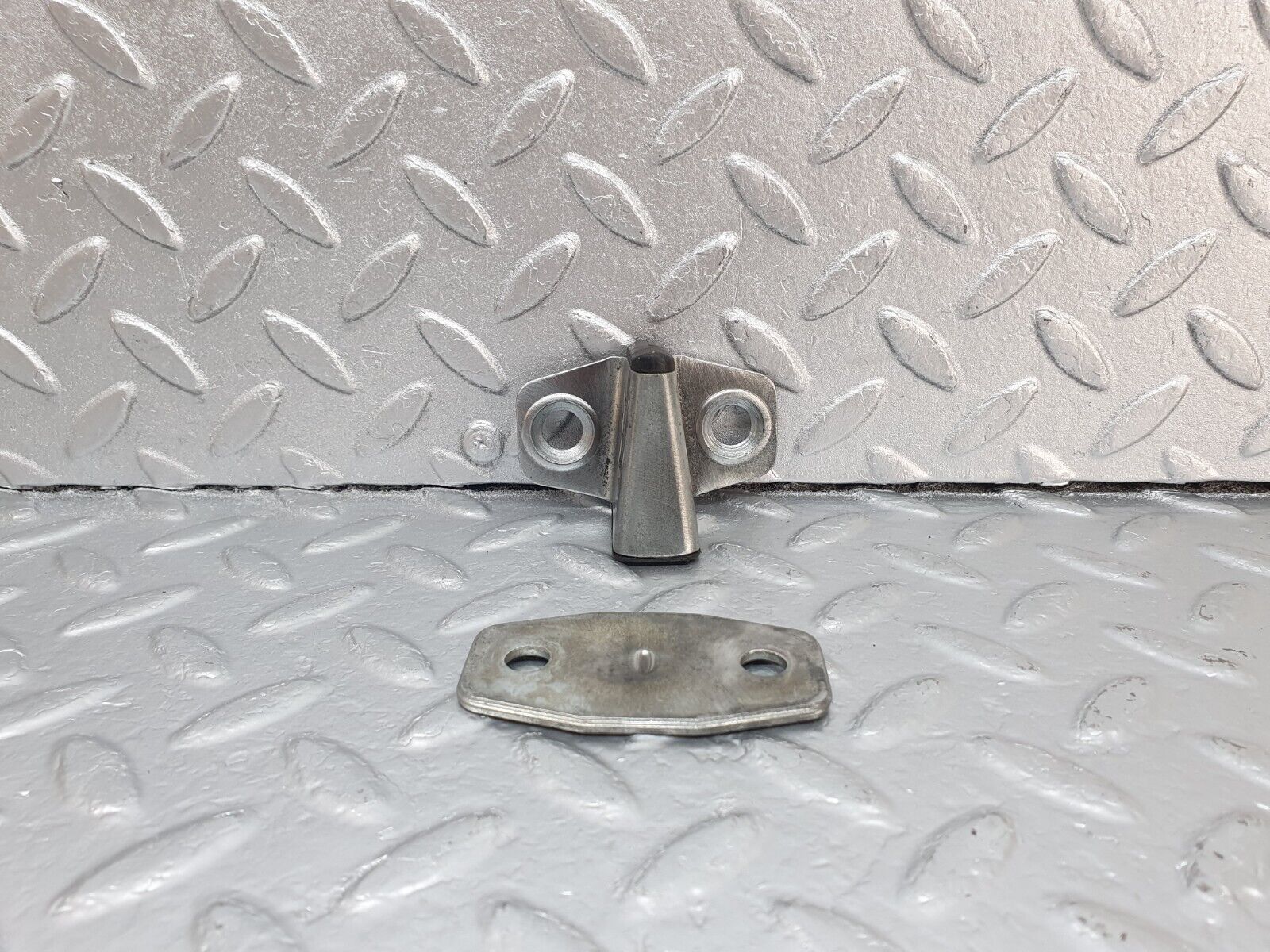 42890 Mercedes-Benz W201 190 2.0L Door Lock Latch