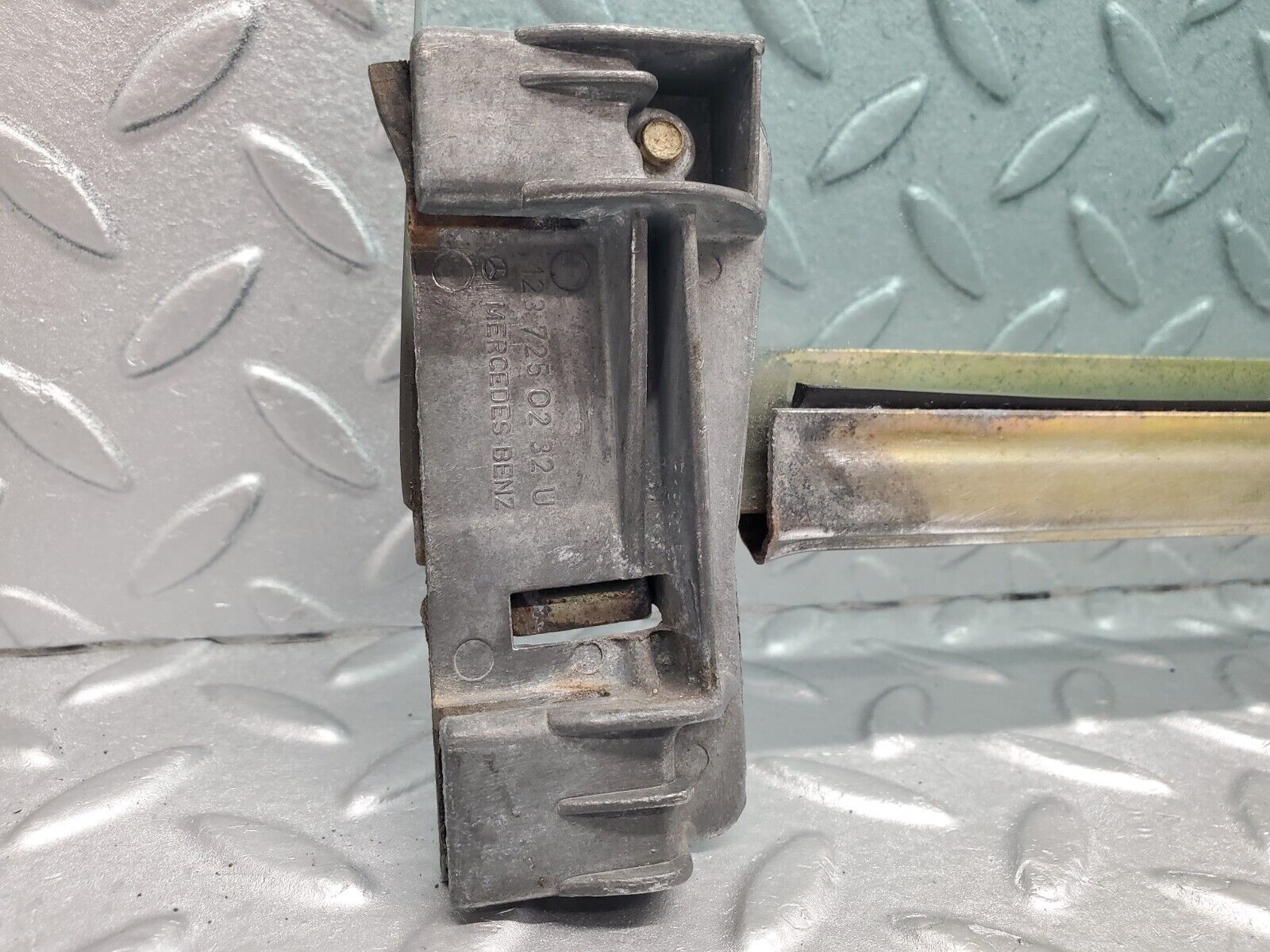 46433 Mercedes-Benz C123 280CE Coupe Right Door Window Glass 1237250232 1237250432