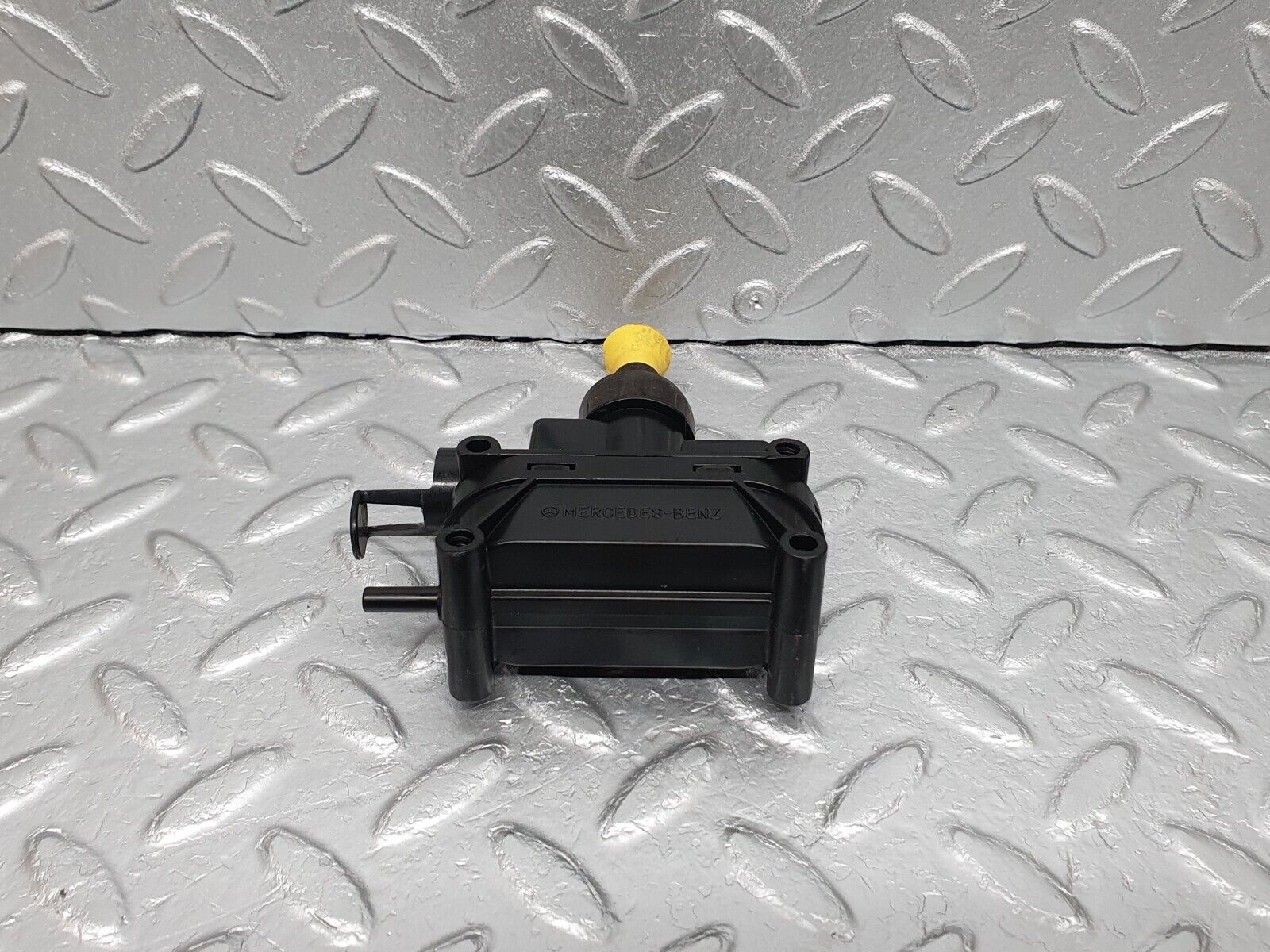 41666 Mercedes-Benz W124 200E Trunk Lock Vacuum Actuator